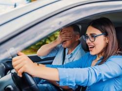 در صورت گیر کردن پدال گاز خودرو چه باید کرد؟