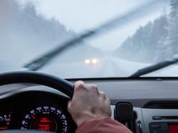 آیا رانندگی بدون روشن کردن چراغ‌ها در هوای مه‌آلود غیرقانونی است؟